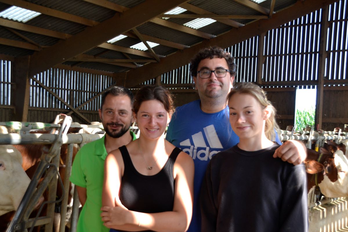 Julien Faivre et Gérôme Cornuez, avec les deux apprenties du Gaec. Crédit photo : AC