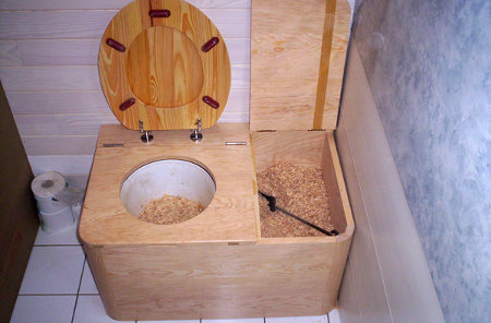 Des toilettes sèches à la maison des agriculteurs