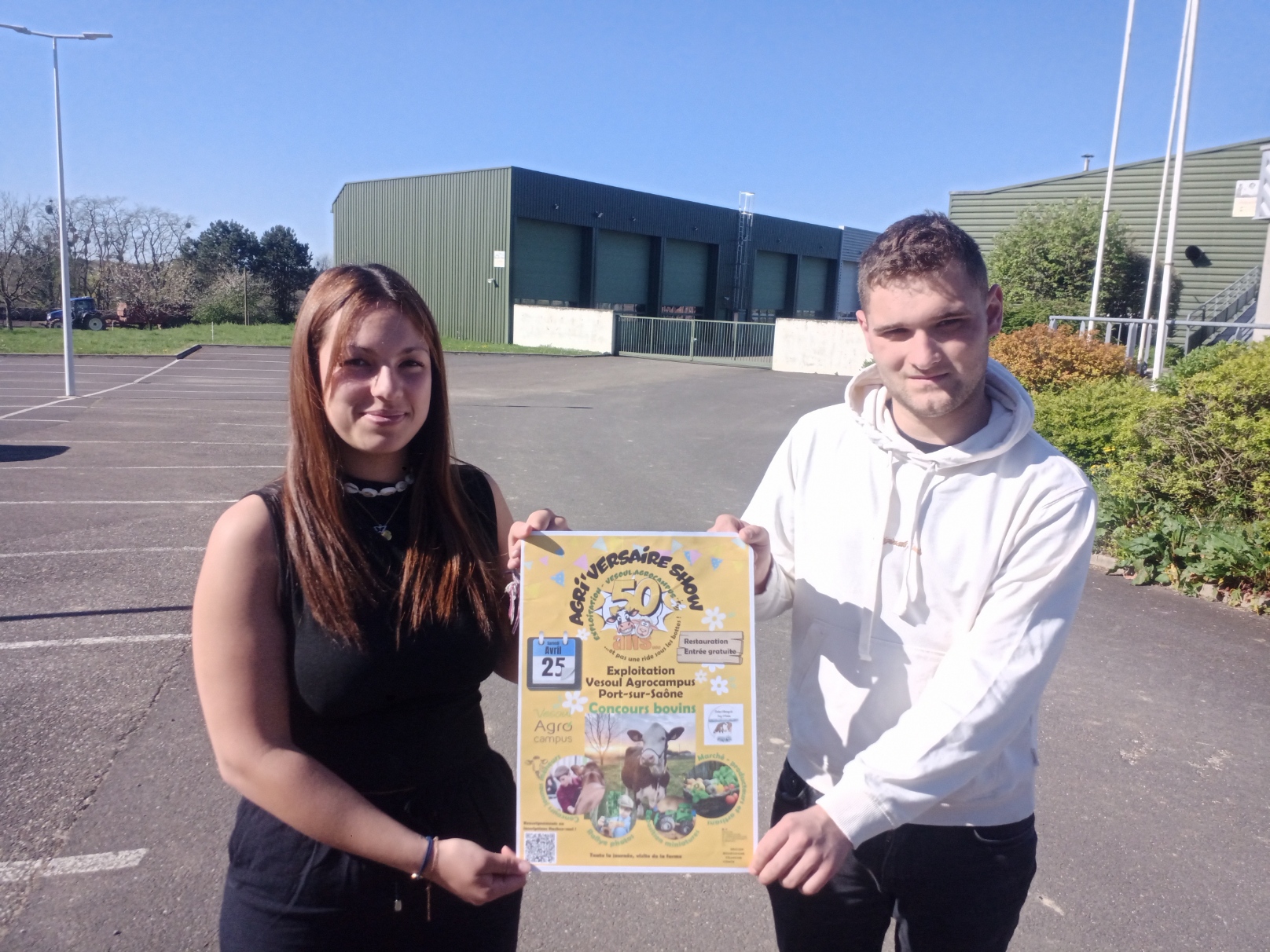 Elona Colombo et Lilian Dormoy, avec l'affiche de l'Agri'versaire show. Crédit photo : AC