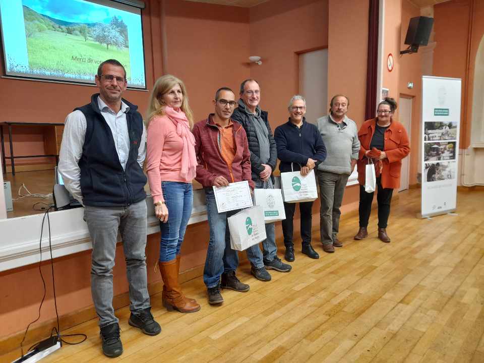 Emilien Zimmerman, au centre, est le lauréat du territoire des vosges saônoise pour les pratiques agroécologiques. Photo : Julien Party (CA70)