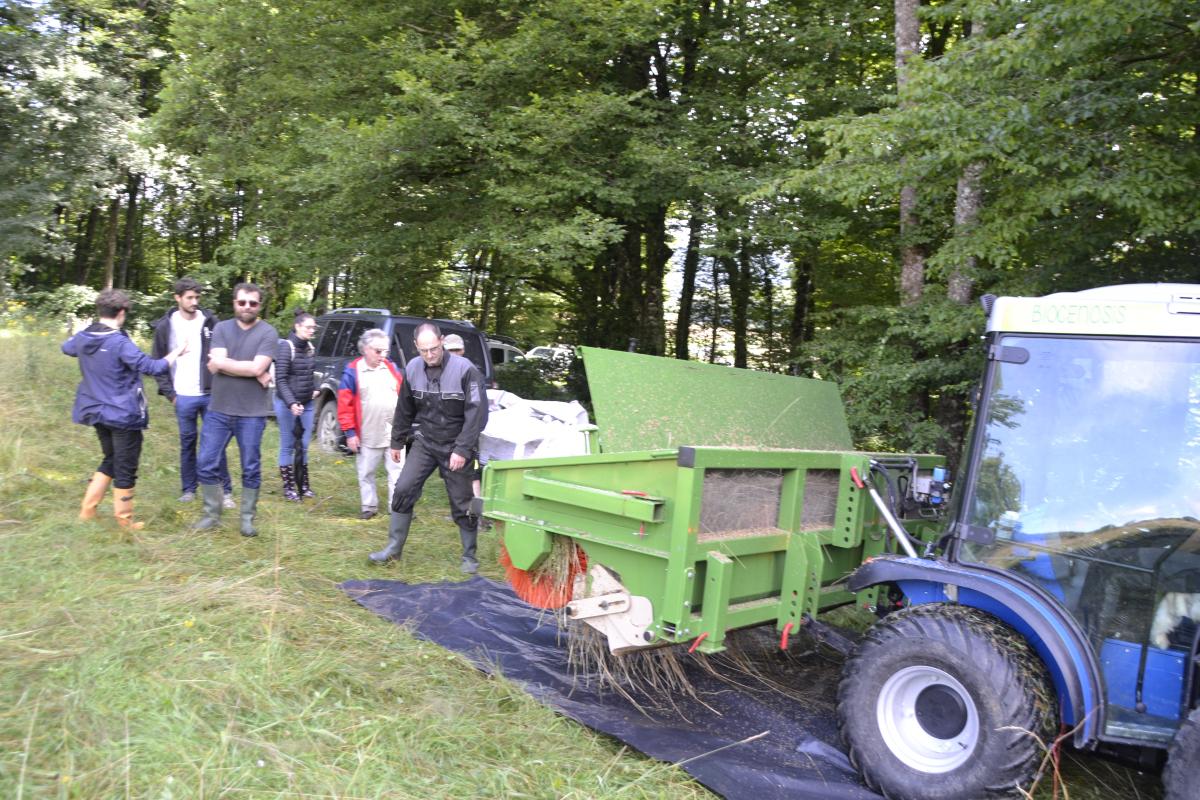 Un petit groupe d'agriculteurs et d'acteurs de l'environnement participaient à cette démonstration. Crédit photo : A.Coronel/Terroir Est