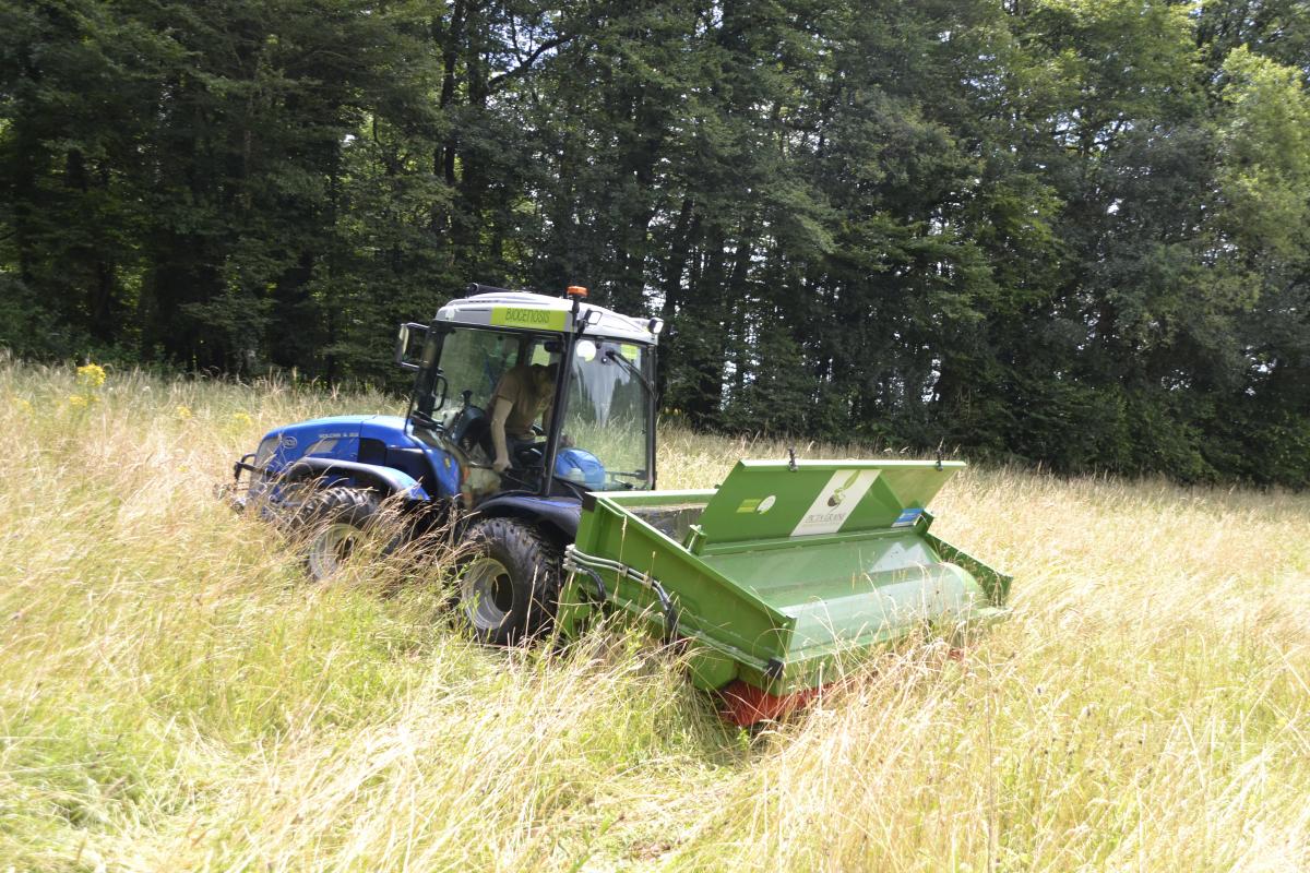 La brosseuse de prairie en action. Crédit photo : A.Coronel/Terroir Est