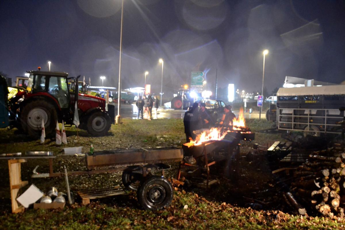 Les manifestants sont installés pour passer la nuit près du rond-point...