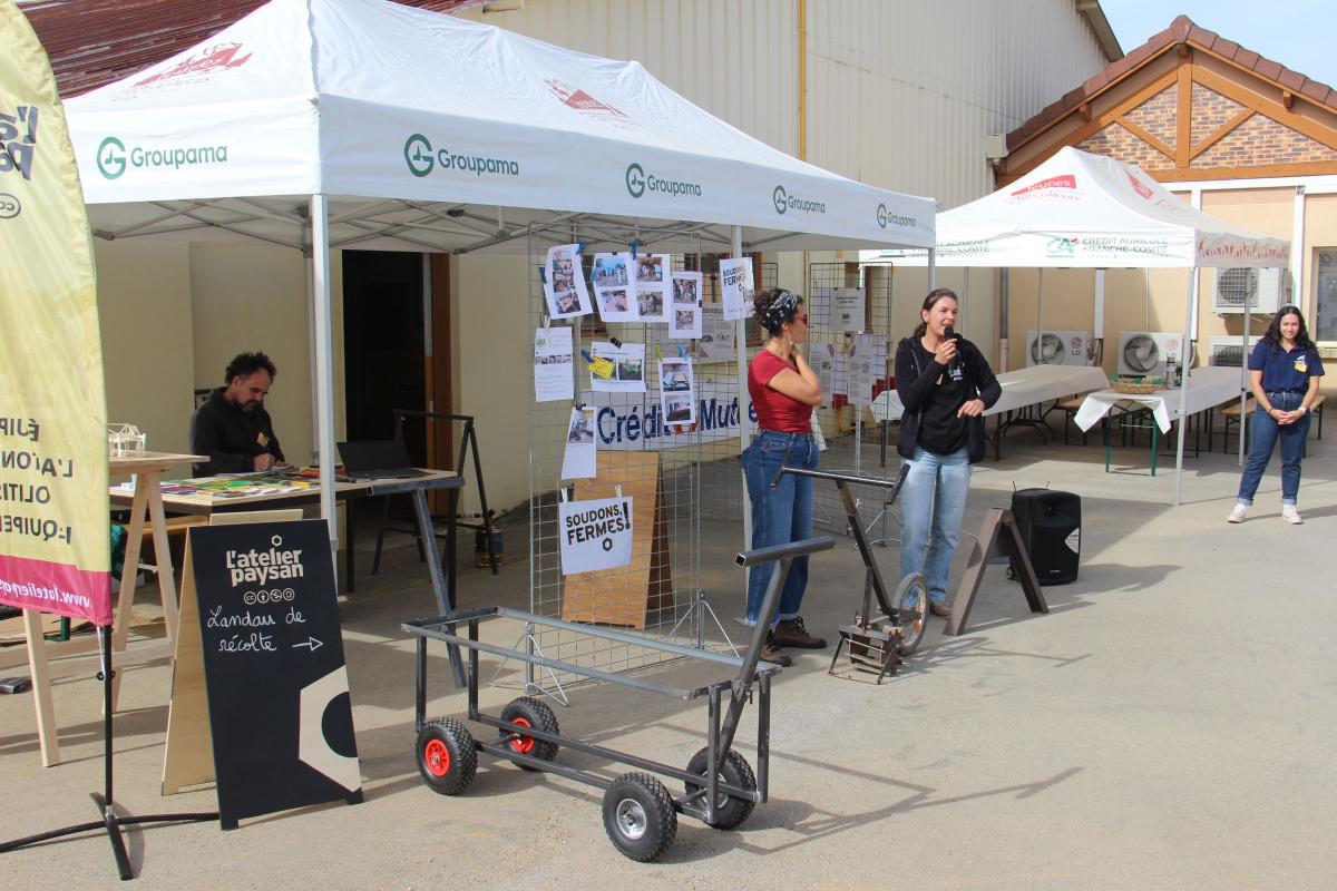 L’Atelier Paysan accompagne les agriculteurs et agricultrices dans la conception et la construction de machines et de bâtiments, avec l’autonomie comme fer de lance. Crédit photo : A.Coronel