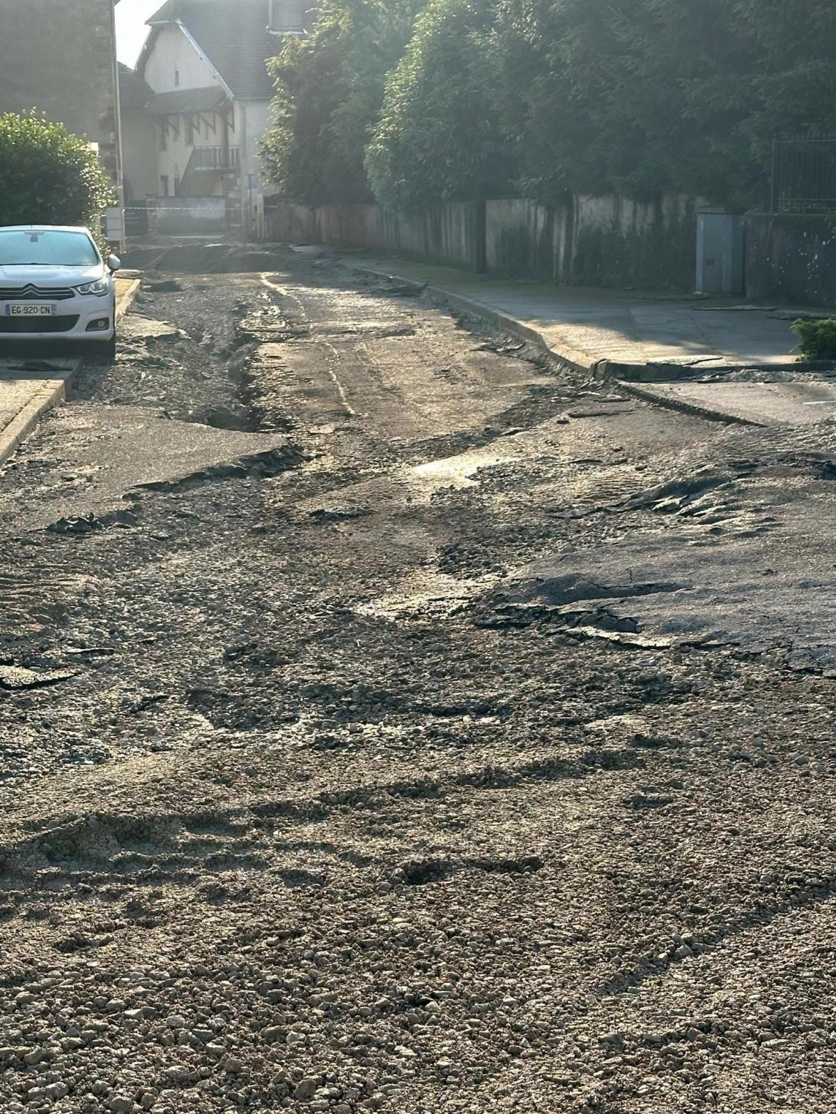 Le revêtement de la chaussée a été arraché par l'innondation.