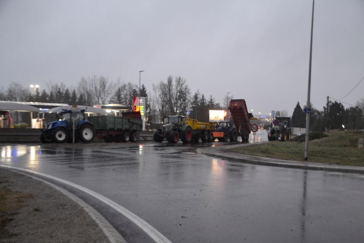 Rond point de la Vaugine, à la tombée de la nuit. Crédit photo : A.Coronel