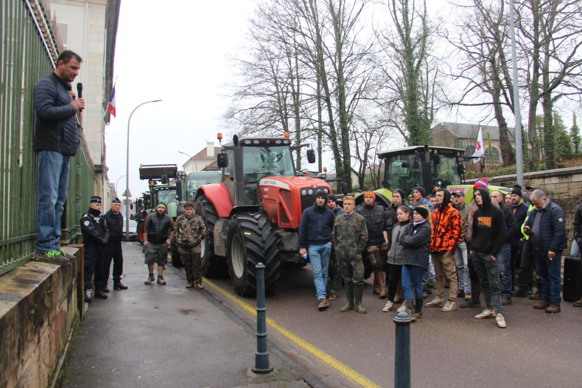 Arnaud Grandidier, le secrétaire général de la FDSEA, fait un point syndical devant la préfecture. Crédit photo : AC