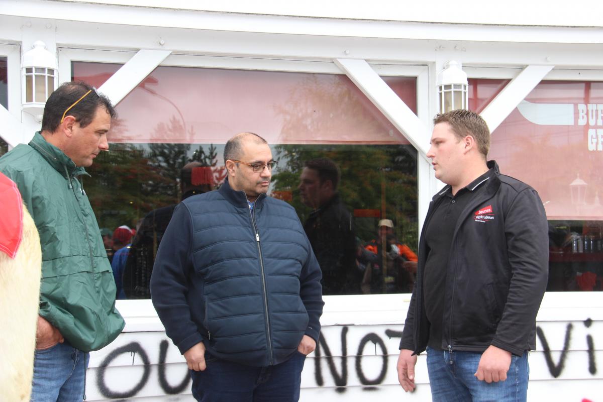 Arnaud Grandidier, président de la FDSEA et Louis Wicky, président des JA, ont expliqué au directeur du Buffalo Grill les motifs de leur désaroi. Crédit photo : A.Coronel
