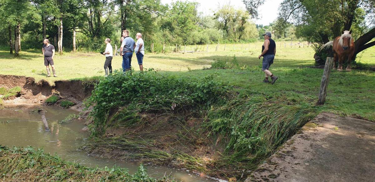 Les berges de ce cours d'eau se sont effondrées et ont été emportées par le flot.