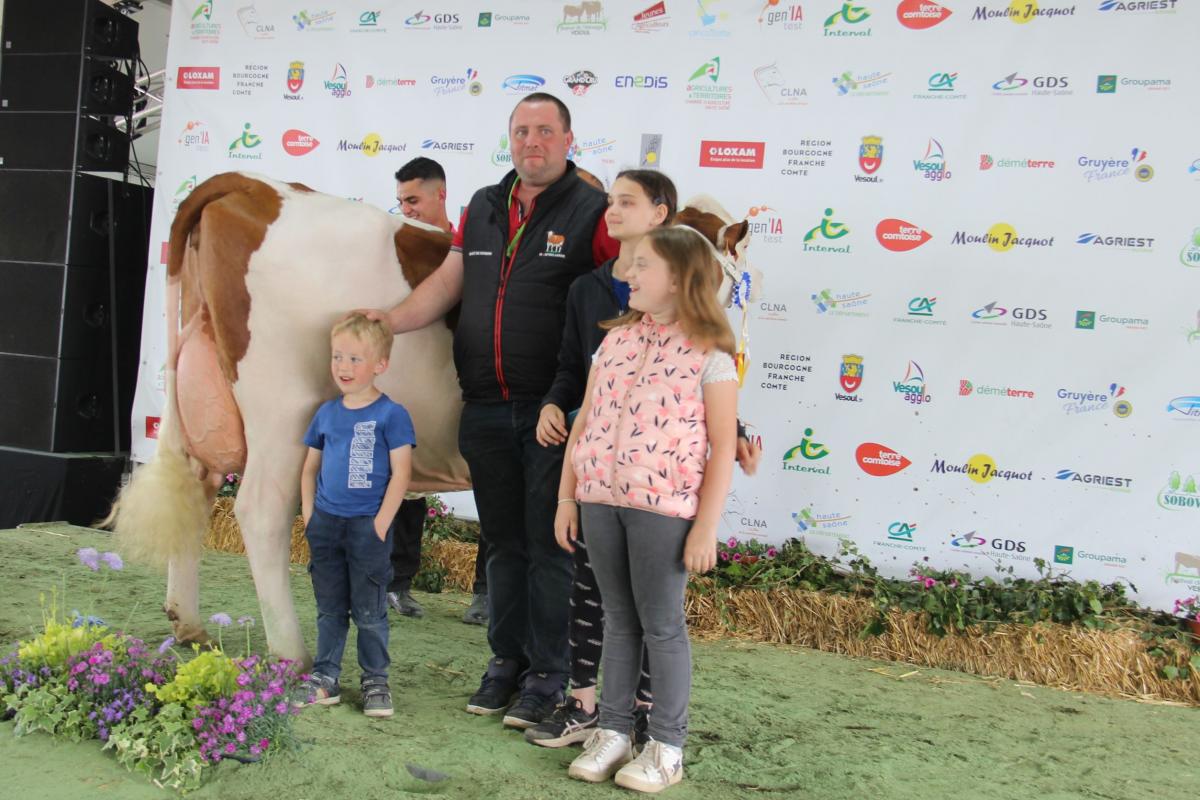 Ondine (Lelabel sur Ivanoé) du Gaec de Rosière à Mont le Vernois remporte le prix de meilleure mamelle jeune de la race montbéliarde. 