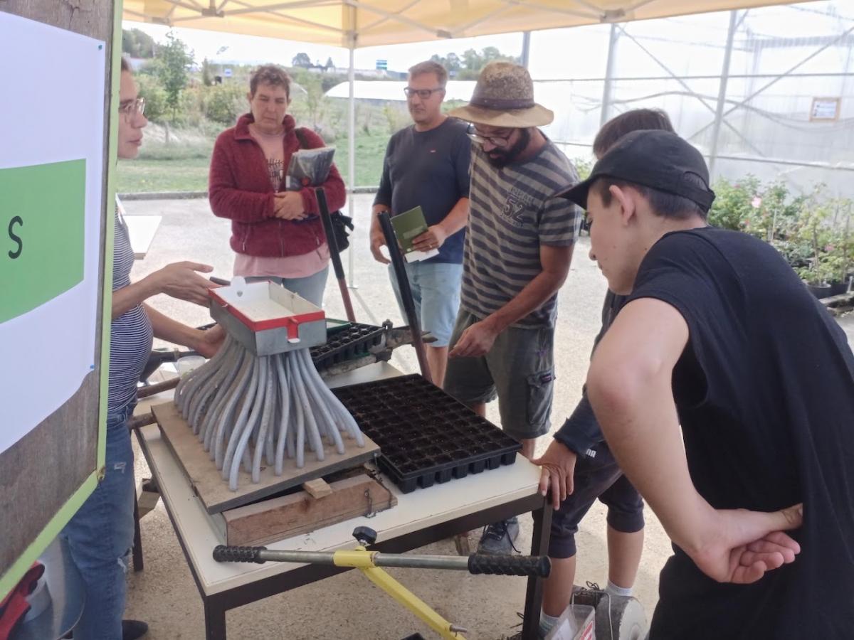 Cet outil permet d’automatiser le semis de plaques entières, et s’avère très pratique pour les petites graines (persil, tomate, aubergines...). Crédit photo : A.Coronel