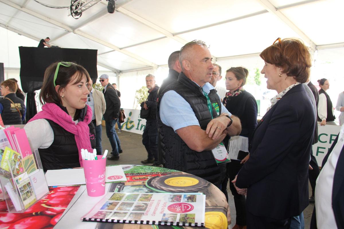 La ministre de l'agriculture a fait le tour du forum de l'emploi et des formations agricoles : ici sur le stand de l'Anefa. Crédit photo : AC La ministre de l'agriculture a fait le tour du forum de l'emploi et des formations agricoles : ici sur le stand de l'Anefa. Crédit photo : AC