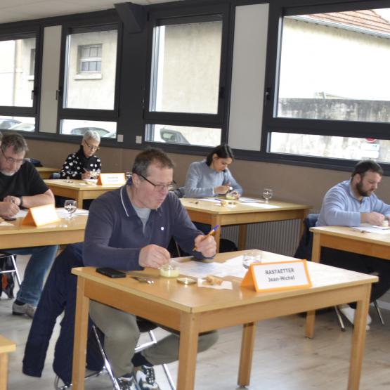 Une fois par trimestre, la commission organoleptique évalue des échantillons de cancoillotte pour vérifier leur adéquation avec le cahier des charges qui encadre l’appellation. Crédit photo : A.Coronel