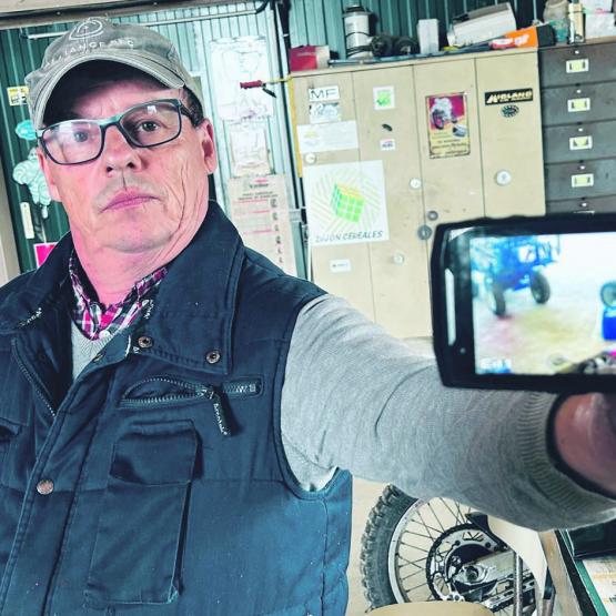 Philippe Gransagnes a fait installer plusieurs caméras, en plus de cinq alarmes. Les images peuvent être visionnées sur son téléphone, où qu’il soit. Crédit photo : Aurélien Genest