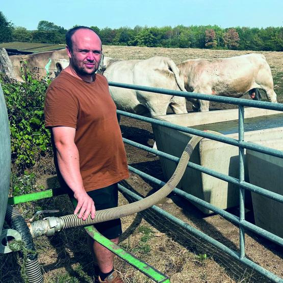 Thomas Lemée, éleveur à La-Roche-en-Brenil et président des JA BFC, alerte vis-à-vis des risques de pénurie de fourrage dans les mois qui viennent. Crédit photo : AG/TdB