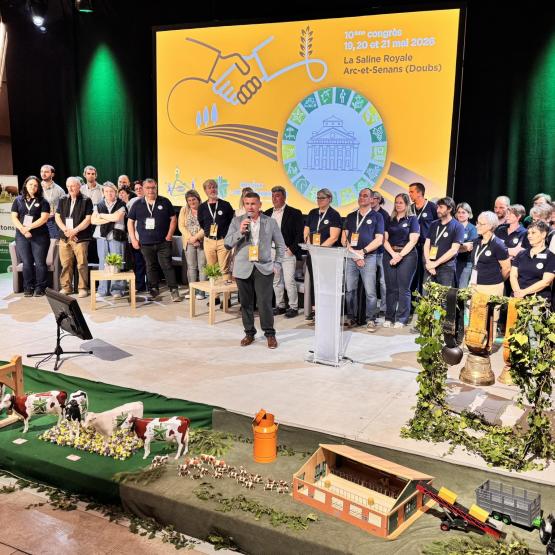 Laurent Ducray (au micro), président du SR BFC, a fait monter sur scène l'ensemble des bénévoles pour une mise à l'honneur ponctuée d'une standing ovation. Crédit photo : Ludovic Barbarossa/TCN