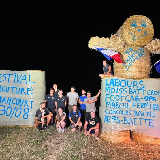 Les JA du canton de Dampierre-sur-Salon/Champlitte ont installé des constructions de paille pour annoncer l’évènement.