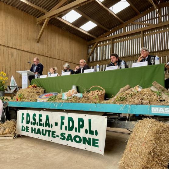 L'assemblée générale s'est tenue dans un hangar agricole du Gaec des Naux, à Mailley, le 16 septembre. Photo : A.Coronel