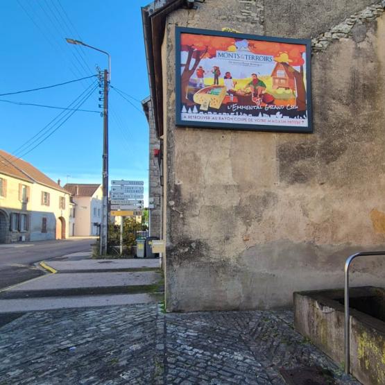 Aux alentours de l’agglomération de Vesoul, les automobilistes ont pu remarquer les affiches de promotion de l’emmental grand cru, en ce début novembre 2025.