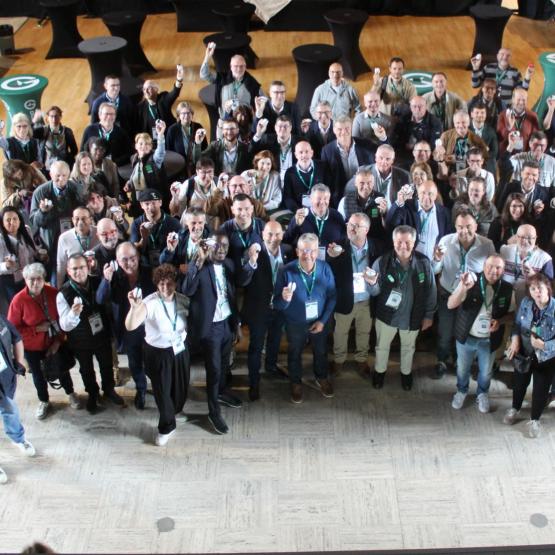Les congressistes Anefa, à l’unisson, brandissent à leur tour un ballon ovale.