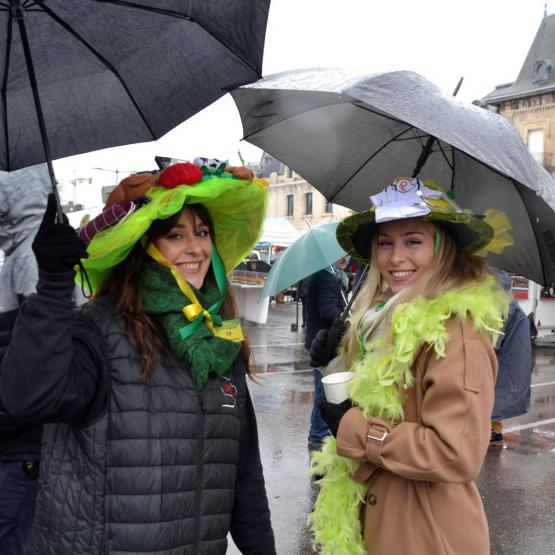 Quelques "Catherinettes" aux chapeaux extravagants égayaient un peu la morosité ambiante. Crédit photo : AC