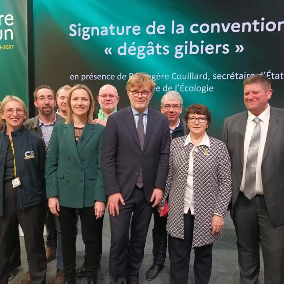 En présence du ministre de l’Agriculture, Marc Fesneau et de la secrétaire d’État chargée de l’Écologie, Bérengère Couillard, deux accords ont été signés. Crédit photo : FNSEA