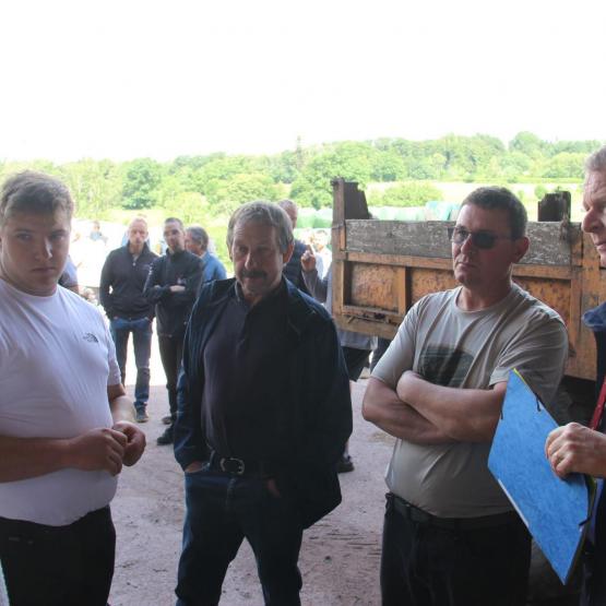 Christelle Vançon et Fabrice Perrin ont pu échanger à bâtons rompus avec Serge Jacob lors de la visite de leur exploitation. Crédit photo : A.Coronel