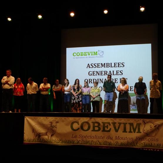 Tout le personnel (présent sur scène) et les partenaires ont été chaleureusement remercié pour leurs contributions à cette réussite. Crédit photo : Justine Joris