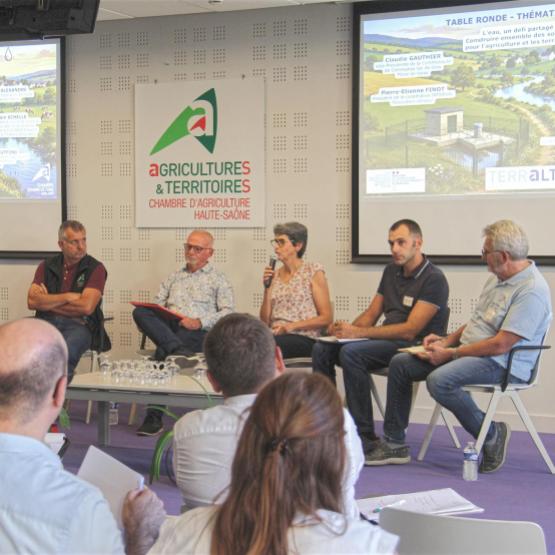 Christophe Ruffoni, Alain Schelle, Claudie Gauthier, Pierre-Etienne Finot et Richard Alexandre, réunis pour une table-ronde sur le thème des enjeux liés à l’eau. © A.Coronel