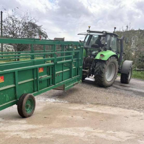 Le déploiement de couloirs de contention mis à disposition par des collègues ou des structures a permis d'organiser efficacement les chantiers de vaccination. Crédit photo : ferme des Auches.