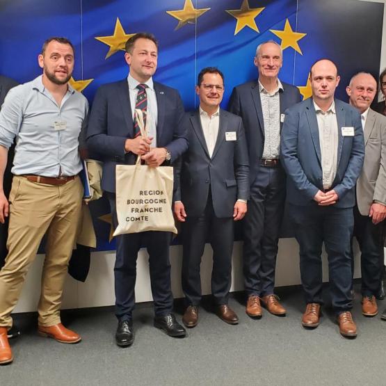 Grâce à l'entremise du député européen Jérémy Decerle, la délégation régionale a pu rencontrer Christophe Hansen. Crédit photo : Alex Sontag/FRSEA