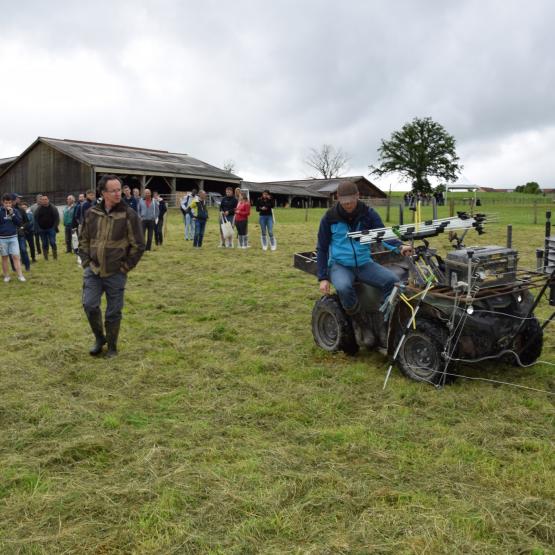 Les épreuves des ovinpiades sont inspirées des gestes quotidiens des éleveurs ovins : contention, parage, tri... Crédit photo : Marc Labille (TdB)