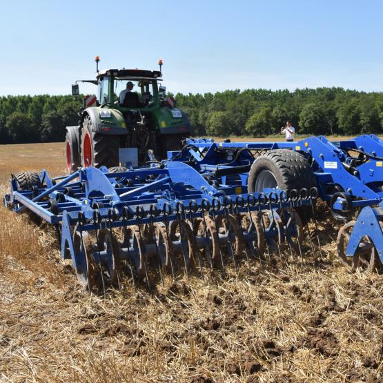 L’Allrounder Flatline de la société Kockerling : avec ses « grosses » dents (pas de 13 cm) disposées en 6 rangées chacune espacée de 80 cm, ce déchaumeur polyvalent offre un énorme dégagement. Crédit photo : C.Michelin