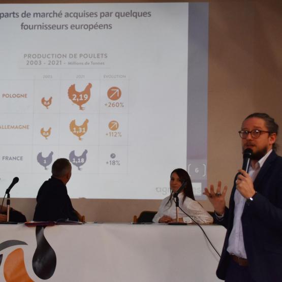 Quentin Mathieu, économiste pour le think tank d’Agridées, montre que la Pologne et l’Allemagne taillent des croupières à la France dans la filière avicole. Crédit photo : C.Michelin (EASL)