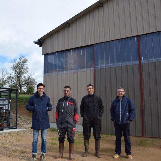 Julien et Stéphane Billoux sont à la tête d’une exploitation d’élevage à Colombier-en-Brionnais. Crédit photo : Marc Labille