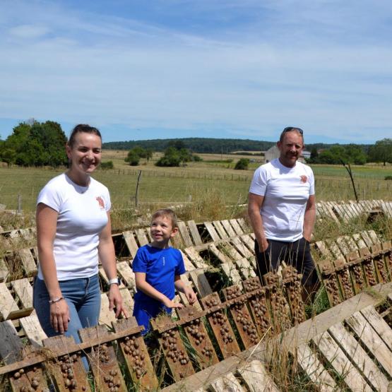 La famille Loigerot dans le parc à escargots. Crédit photo : A.Coronel