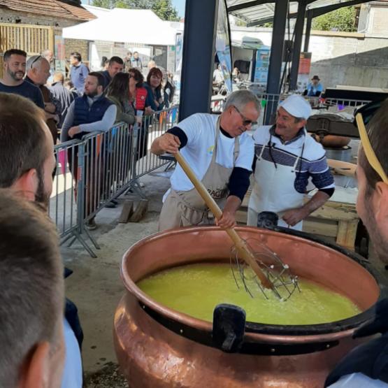 Ambiance et convivialité étaient au rendez-vous de l’édition 2024 de la fête de la cancoillotte. Crédit photo : APC