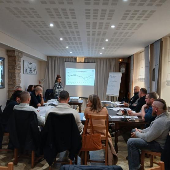 Analyse en groupe des coûts de production des ateliers laitiers. Crédit photo : Louise Dalmasso