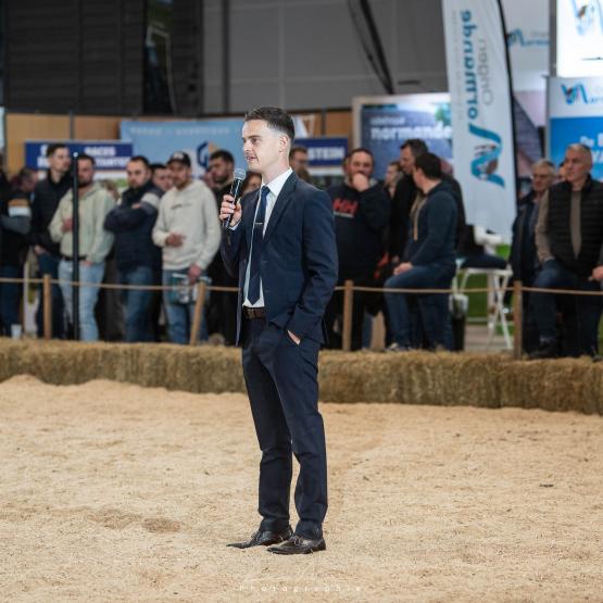 Guillaume Moiziard sur le ring du concours départemental d’Île et Vilaine, le 28 mars dernier. Crédit photo : Lucie M. Photographies
