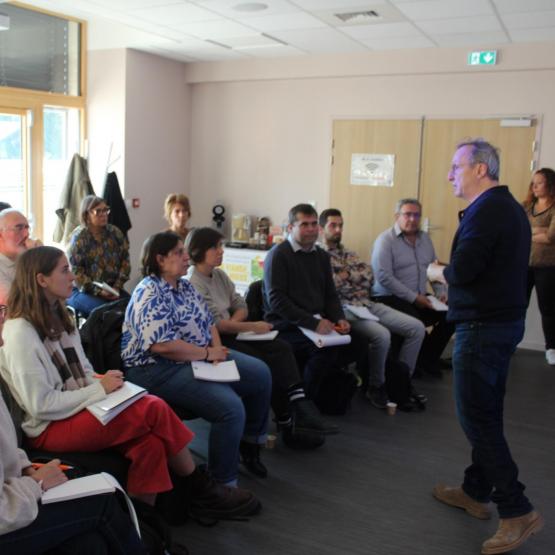 Eleveurs, représentants de coopératives, responsables de cantines et de cuisines municipales, élus locaux et représentants de l’Etat ont échangé autour de la restauration collectives. Crédit photo : Sébastien Closa (JAR)
