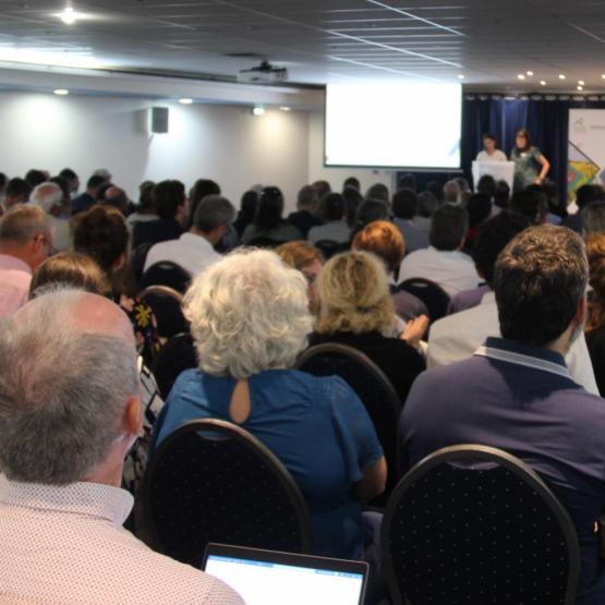 Agathe Chevalier, conseillère Ovin de la CRA et Marine Le Fer (Cerfrance Alliance Comtoise) ont présenté à l’assistance une synthèse des résultats économiques des différentes filières en 2024. Crédit photo : A.Coronel