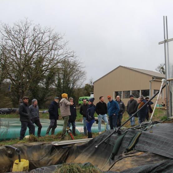 Charline Noirot a mobilisé à son insu les principes du keyline design en aménageant ses serres maraîchères. Crédit photo : AC