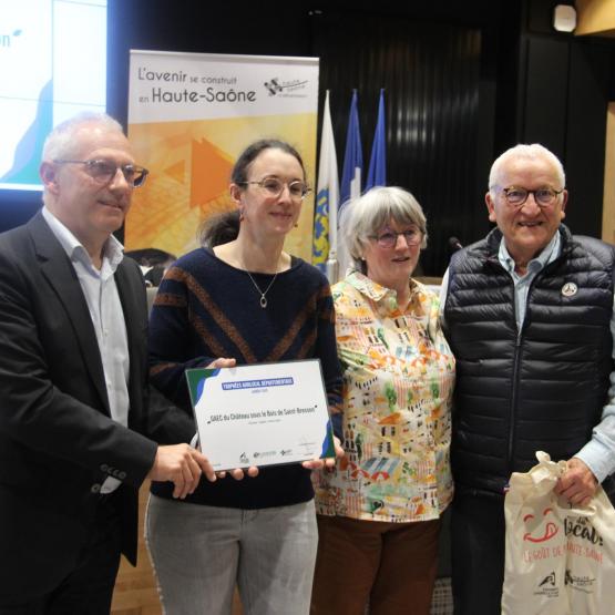 Christine Galmiche et Annabelle Denizot ont reçu le trophée fournisseur dans la catégorie "produits laitiers" à l'occasion de la conférence départementale agricole. Crédit photo : AC