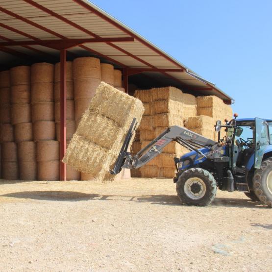 La livraison de paille en provenance de la Marne, au Gaec de la Marchaude. Crédit photo : A.Coronel