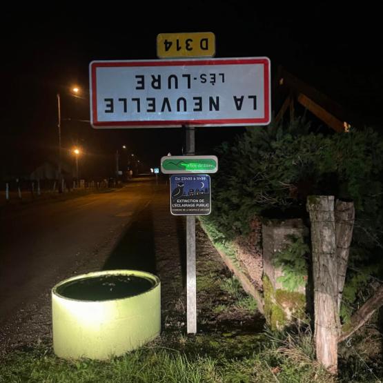 Un an après les retournements de panneaux signalant les entrées de village, les revendications des JA n'ont toujours pas été entendues. Crédit photo : JA70s...