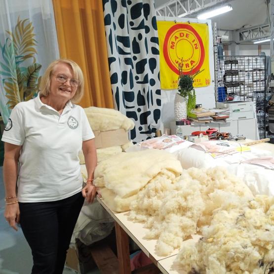 L’entreprise Jura Textiles, labellisée Made in Jura depuis 2014, a mis son savoir-faire au service de la laine comtoise pour fabriquer des oreillers. Crédit photo : Isabelle Renaud/JAR