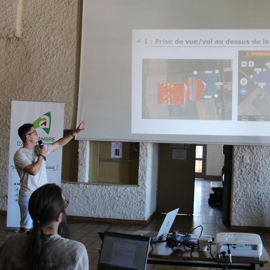 Loïc Brussey, du service agronomie, a présenté les perspectives ouvertes par l’exploitation des photographies prises par drone pour moduler fertilisation et désherbage. Crédit photo : AC