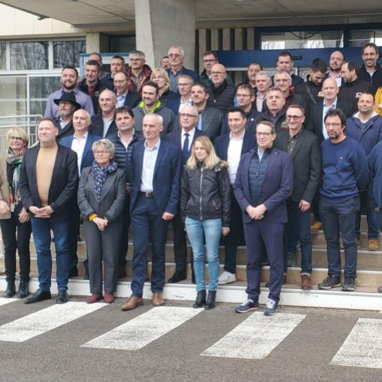 Photo de groupe à l’issue de la session de la nouvelle Chambre régionale d’agriculture. Crédit photo : FRSEA BFC