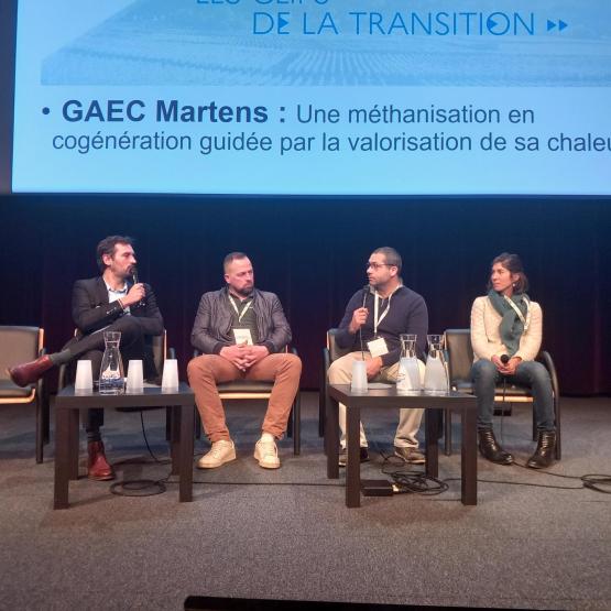 Lors de la table ronde avec, de gauche à droite : l'animateur, Julien Gauthey (SAS Bioénergie Pierroise), Romuald Remy (Gaec Martens) et Marine Cordelier (Solagro). Crédit photo : Berty Robert (TdB)