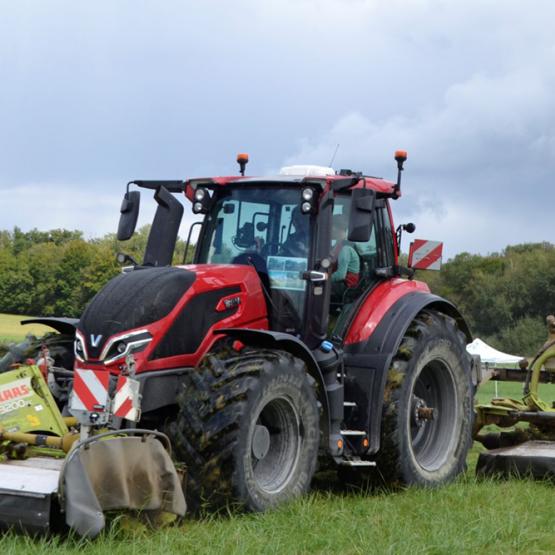 Plusieurs matériels étaient en démonstration sur le site : l’occasion d’échanger sur les débits de chantier, les limites de certaines machines, la qualité des opérations réalisées.